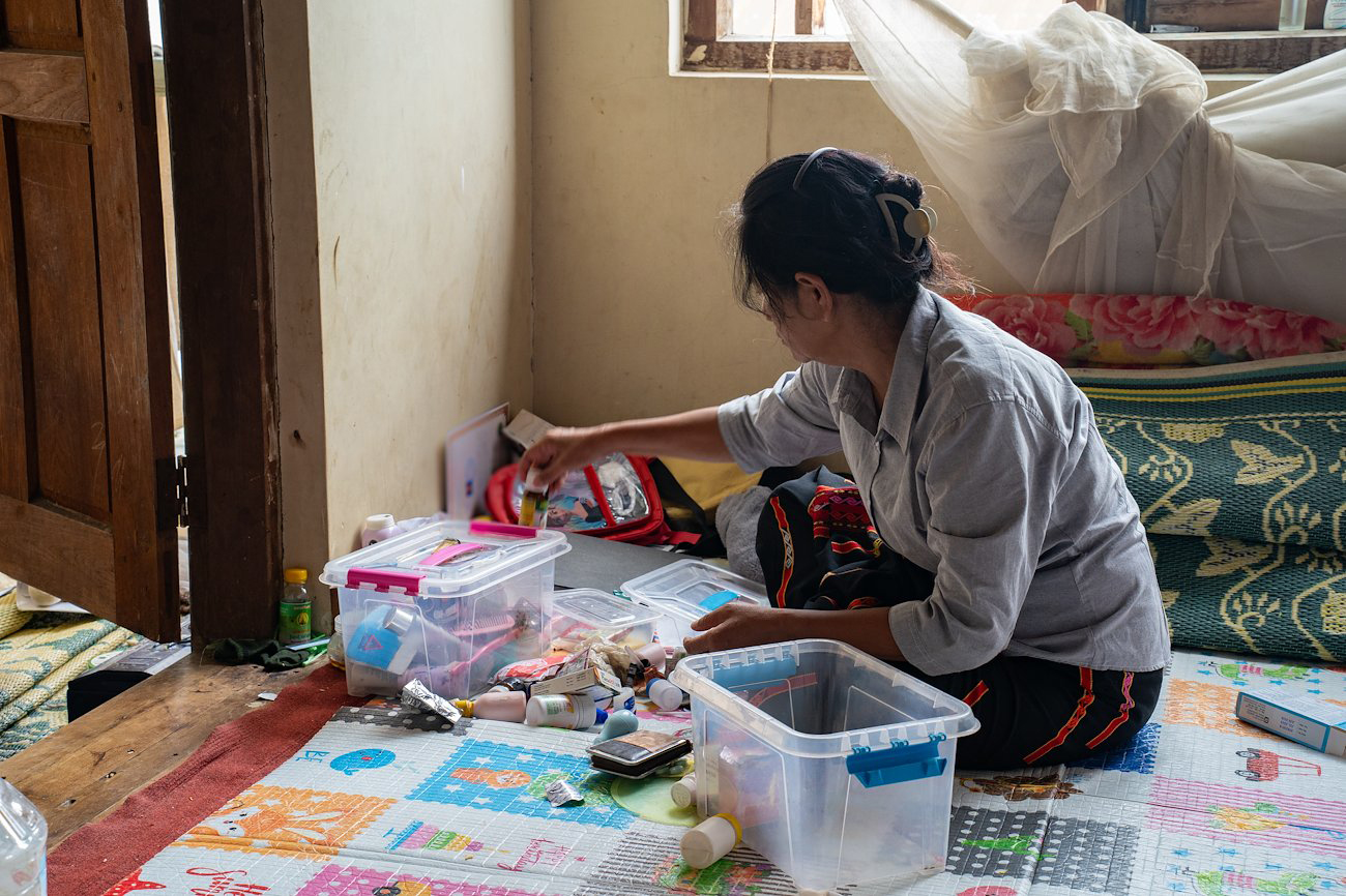 woman with her belongings at shelter