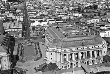 A panoramic view of San Francisco, California in 1945 with San Francisco Bay in the background