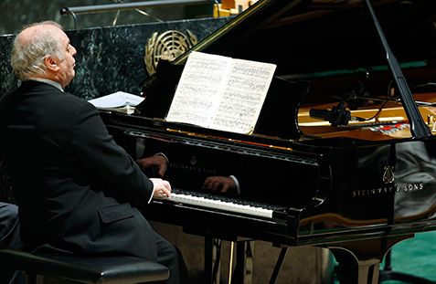 Daniel Barenboim performs Schubert\'s Trout Quintet to commemorate the 60th anniversary of the adoption of the Universal Declaration of Human Rights. UN Photo/Paulo Filgueiras